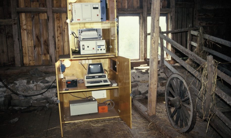 Lato, vanha tietokone, elektroniikkaa, heiniä
