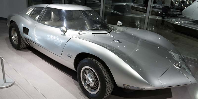 Chevroletin vuonna 1962 esittelemä Corvair Monza Spyder oli ensimmäisiä turboahdettuja henkilöautoja. / Neste artikkeli