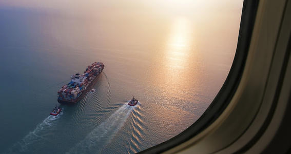 Kaksi alusta merellä kuvattuna lentokoneen ikkunasta