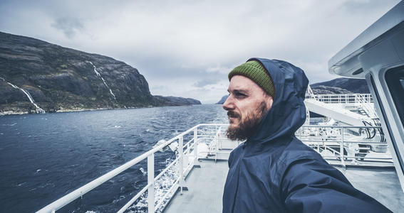 Mies laivan kannella Pohjoismaissa