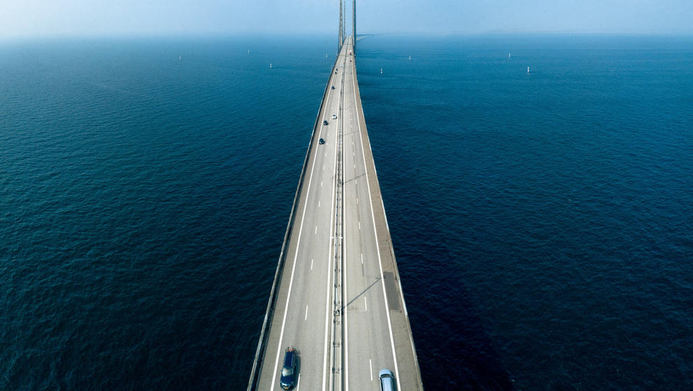 Tieliikennettä sillalla